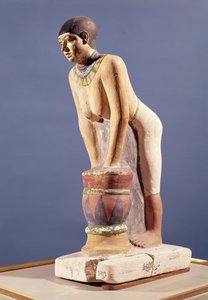 Modell av en kvinna som gör öl, Old Kingdom (polykrom sten)