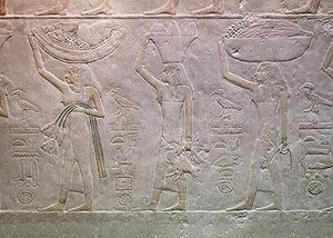 Kvinnor som personifierar dödsdomäner och ger offer, från Mastaba i Akhutotep, Gamla kungariket (målad kalksten) av Egyptian 5th Dynasty