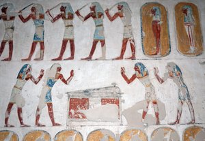 Beväpnade män och figur framför en sarkofag, Konungarnas dal, Luxor av Egyptian Egyptian