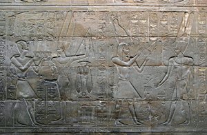 Egyptisk antiken: Kung Alexander den store ger offer till guden Amon Min (Amon-Min). Detalj av en låg relief. Den heliga båtens kapell, Luxortemplet, Egypten.
