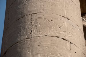 Egyptisk antikvitet: detalj av en kolumn med patron raderad på grund av "damnatio memoriae", radering av patronerna från några faraoner som anses kätterska av deras efterträdare, Luxortemplet. East Bank (Thebe), Egypten av Egyptian Egyptian