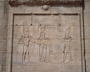 Egyptisk antiken: utsikt över de låga relieferna av gudinnan Hathors tempel i Dendera av Egyptian Egyptian