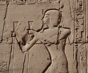 Farao bär en kobra, Luxortemplet (relief) av Egyptian Egyptian