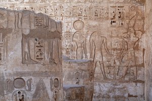 Övre Egyptens härskare offrar till Ra och Knoum, Horustemplet, Edfu av Egyptian Egyptian