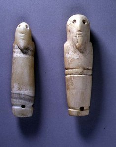 Taggar med skäggiga manshuvuden (elfenben) av Egyptian Egyptian