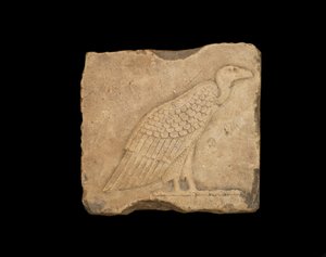 Ett block med en stående gam på ena sidan och en uggla på andra sidan, båda i lågrelief, ptolemaisk period, 305-30 f.Kr. (kalksten)