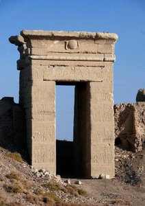 Egyptisk antiken: Utsikt över bågen av norra porten, Hathortemplet, Dendera, Egypten av Egyptian Ptolemaic Period