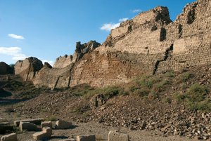 Egyptisk antiken: Murar som skyddar platsen för templet tillägnat Hathor, Dendera, Egypten av Egyptian Ptolemaic Period