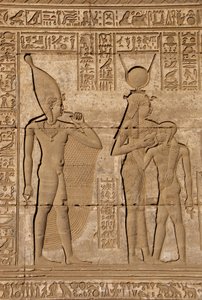 Egyptisk antikvitet: romersk mammisi till minne av födelsen av Ihy, Hathors son - Detalj av reliefer och hieroglyfer: gudinnan Isis - Hathor som ammar sin son Ihi (Ihy) och bakom henne en annan bild av Ihi med ett finger i munnen som indikerar att det är a av Egyptian Ptolemaic Period