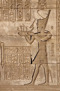 Egyptisk antikvitet: romersk mammisi till minne av födelsen av Ihy, son till Isis - Detalj av reliefer och hieroglyfer, Hathors tempel, Denderah, Egypten - Egyptisk civilisation: en man som bär en symbolisk bark, detalj av en romersk mammisi, till minne av av Egyptian Ptolemaic Period