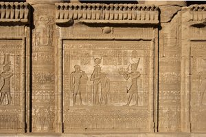 Egyptisk antiken: romersk mammisi till minne av födelsen av Ihy, son till Isis. Hathors tempel, Denderah, Egypten av Egyptian Ptolemaic Period
