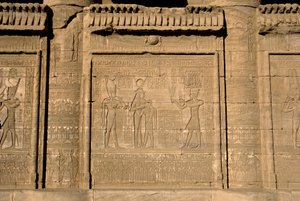 Egyptisk antiken: romersk mammisi till minne av födelsen av Ihy, son till Isis. Hathors tempel, Denderah, Egypten av Egyptian Ptolemaic Period