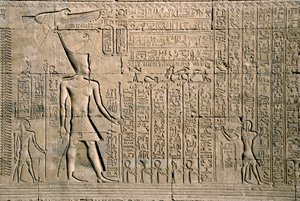 Egyptisk antikvitet: yttre relief med hieroglyfer. Hathortemplet, Denderah, Egypten - Egyptisk civilisation: hierogyfer och figurer ristade på väggen i Hathortemplet (eller Tentyras tempel) i Denderah, byggt under Pepi I:s regering (ca 2250 f.Kr.) - av Egyptian Ptolemaic Period