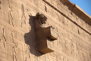 Egyptisk antik: lejonhuvudgargoyle, Hathors tempel, Dendera, Egypten av Egyptian Ptolemaic Period
