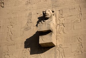 Egyptisk antik: lejonhuvudgargoyle, Hathors tempel, Dendera, Egypten av Egyptian Ptolemaic Period