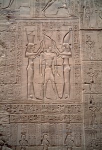 Egyptisk antiken: lågrelief som representerar kröningen av kung Ptolemaios IV. Horus tempel, Edfu, Egypten