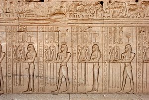 Egyptisk antikvitet: erbjudanden och hyllningar till gudinnan, Hathortemplet, Denderah, Egypten - Egyptisk civilisation: erbjudanden och hyllningar till gudinnan - Figurer ristade på väggen i Hathortemplet (eller Tentyratemplet) i Denderah, av Egyptian Ptolemaic Period