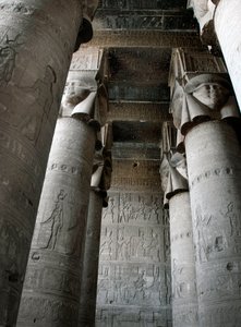 Egyptisk antikvitet: delvis utsikt över hypostilrummet med kolonner dekorerade med representationen av gudinnan Hathor. Hathors tempel, Dendera, Egypten av Egyptian Ptolemaic Period