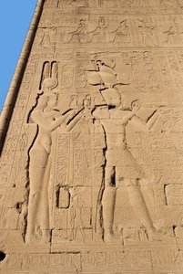 Egyptisk antikvitet: relief från templets bakvägg tillägnad gudinnan Hathor som representerar Cleopatre och Cesarion. Denderah, Egypten av Egyptian Ptolemaic Period
