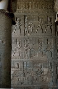 Egyptisk antikvitet: reliefer inuti hypostilrummet i templet tillägnat Hathor, Dendera, Egypten av Egyptian Ptolemaic Period