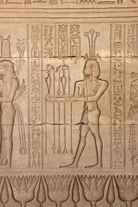 Egyptisk antiken: representation av en man som ger offer som hyllning till gudinnan, Hathors tempel, Dendera, Egypten av Egyptian Ptolemaic Period