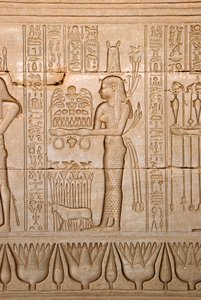 Egyptisk antikvitet: representation av en kvinna som ger offer till gudinnan, Hathortemplet, Denderah, Egypten - Egyptisk civilisation: kvinna som ger offer till gudinnan Hathor - Figur ristad på väggen av Hathortemplet (eller Tentyras tempel) i av Egyptian Ptolemaic Period