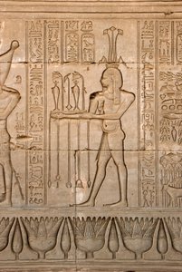 Egyptisk antikvitet: representation av Nilens gud, Hapy och hieroglyfer, Hathortemplet, Denderah, Egypten - Egyptisk civilisation: Nilens gud, Hapy och hieroglyfer ristade på väggen av Hathortemplet (eller Tentyras tempel) i Denderah, av Egyptian Ptolemaic Period
