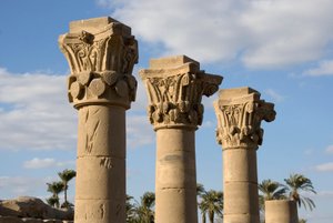 Egyptisk antiken: utsikt över kioskens kolumner framför ingången till templet tillägnat gudinnan Hathor. 81-117 e.Kr. Dendera, Egypten av Egyptian Ptolemaic Period