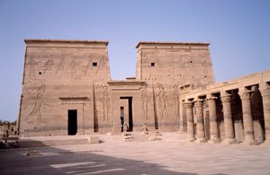 Egyptisk antikvitet: utsikt över ingången till templet Edfu (Edfu) tillägnad den gudomliga Horus och byggt mellan 237 och 57 f.Kr. Egypten av Egyptian Ptolemaic Period