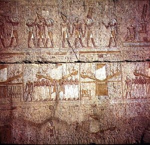 Relief som visar heliga båtar som bärs av präster i procession, från Philip Arrhidaeus helgedom (323-317 f.Kr.) Makedonska dynastin (granit)