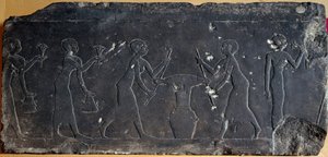 Egyptisk antikvitet: kalkstensplatta med låg relief föreställande pressning av lotusblommor, 8:e till 7:e århundradet f.Kr (relief) av Egyptian School