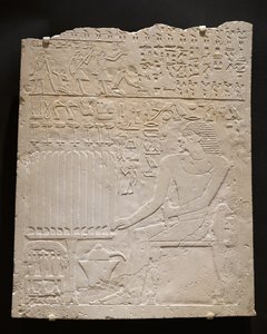 Relief från Khnumtis grav, ca 2345-2184 f.Kr. (vit kalksten) av Egyptian School