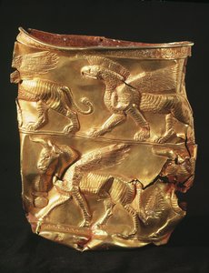 Bägare dekorerad med bevingad tjur och monster med örnhuvuden, från Marlik, Iran (guld)