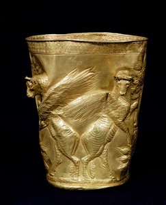 Bägare dekorerad med bevingade tjurar som flankerar ett träd, från Marlik, Iran, ca 1100-1100-talet f.Kr. (guld) (se även 180379)
