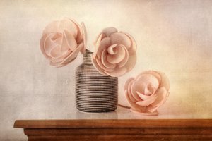 Delikat blomsterstilleben av Elena Arjona