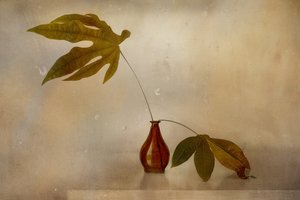 Stilleben med gyllene blad