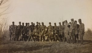 Album av första världskriget i Friuli-Venezia Giulia: gruppporträtt av soldaterna från infanteriet 112.mo med två maskingevär nära flodtornet av Elena Bianconcini