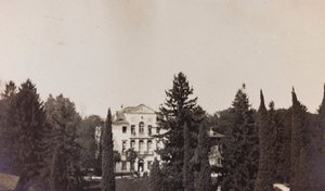 Album av första världskriget i Friuli-Venezia Giulia: utsikt över Villa Brazzà, hem till 17 av krigssjukhuset i Soleschiano Manzano, foto taget från kyrktornet, 1916-04-01 (s/v foto) av Elena Bianconcini