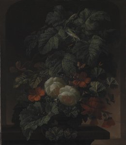 En skål med blommor
