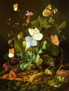 Stilleben av ett skogsgolv med blommor, en mus och fjärilar