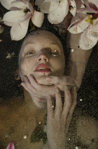 Abduction, 2016 (screentryck) av Elinleticia Högabo