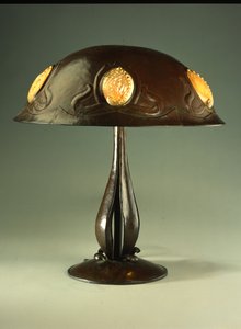 Bordslampa, ca 1910 (koppar- och pärlabaloneskal) av Elizabeth Eaton Burton
