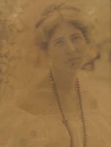 Porträtt av Julia Hall McCune 1882-1971, ca. 1898. av Ema Spencer