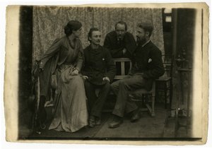 May Morris, H. H. Sparling, Emery Walker och George Bernard Shaw av Emery and Boutall Walter Walker