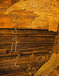 Soffbord i jugendstil, av Emile Galle (1846-1904), detalj med Galles signatur, Frankrike, 1900-talet