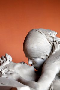 Monumental kyrkogård. Kyssen på en gravsten. Milano. Italien. av Emilio Quadrelli