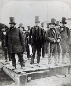 (V till R) John Scott Russell, Henry Wakefield, Isambard Kingdom Brunel och Lord Derby vid lanseringen av SS Great Eastern av English Photographer