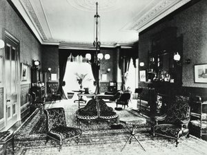 Addison Road 18: salongen, 1890 av English Photographer