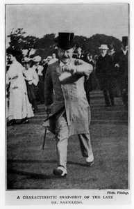 En karakteristisk snapshot av den sene Dr Barnardo (1845-1905) (s/v foto) av English Photographer