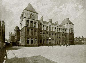 A Famous London Board School (s/v foto) av English Photographer
